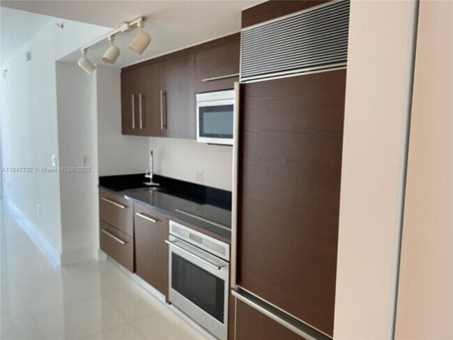 Foto del edificio - 475 Brickell Ave