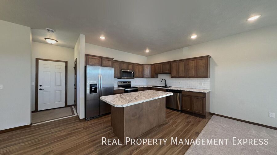 Foto principal - Stunning 3-Bedroom 2.5-Bathroom Townhome