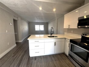 Building Photo - 805 W 30th St