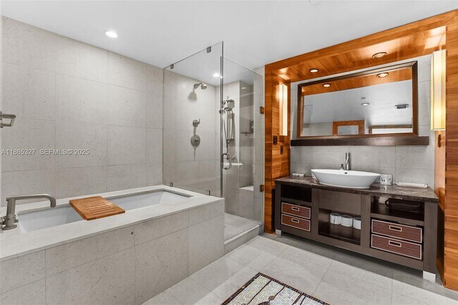 Foto del edificio - 6801 Collins Ave