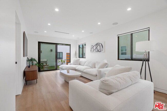 Foto del edificio - 2911 S Rimpau Blvd