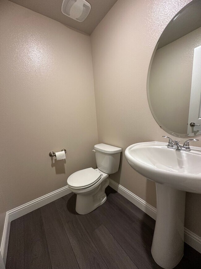 Foto del edificio - IMMACULANT 4 BEDROOM HOME 2.5 BATHROOM IN ...