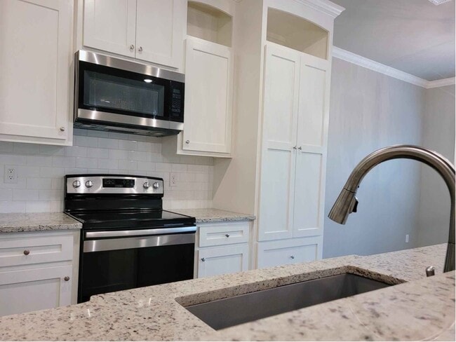 Kitchen - 823 Lindsey Ln