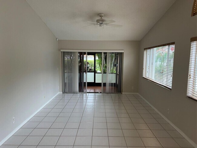 Foto del edificio - 7568 Pinewalk Dr S