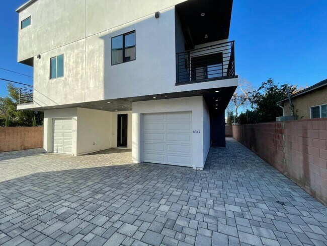 Building Photo - 6347 Farmdale Ave