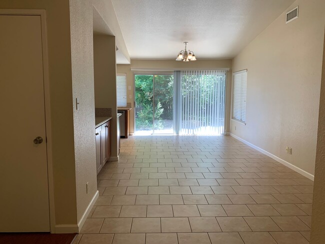 Building Photo - Adorable well maintained 3 bedroom 2 bath ...