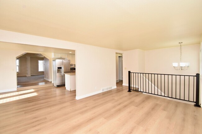 Foto del edificio - Spacious 5 Bedroom 3 Bathroom Home in Sandy!