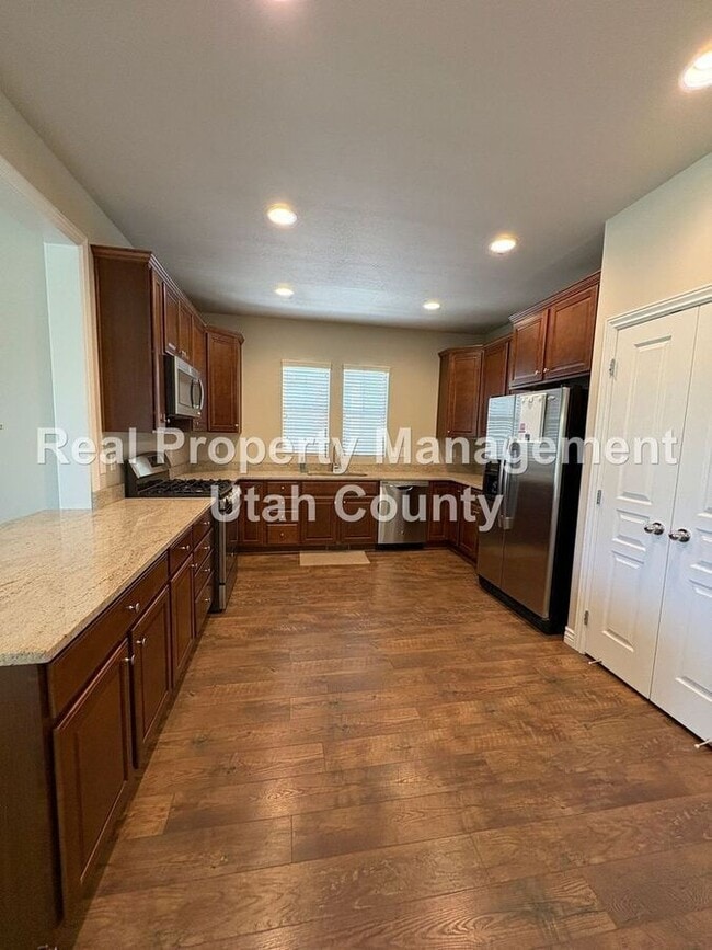 Building Photo - 566 E 3375 N