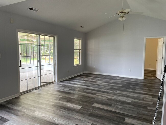 Building Photo - Newly updated 3 bedroom/2 bath home in Far...