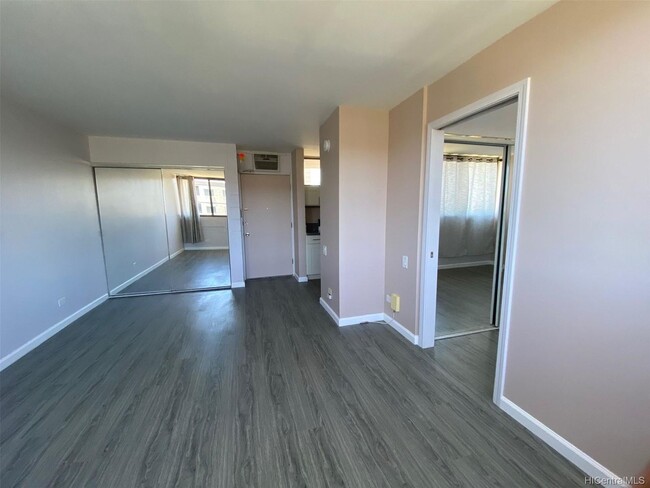 Building Photo - Recently Renovated and breezy 1 bed 1 bath...