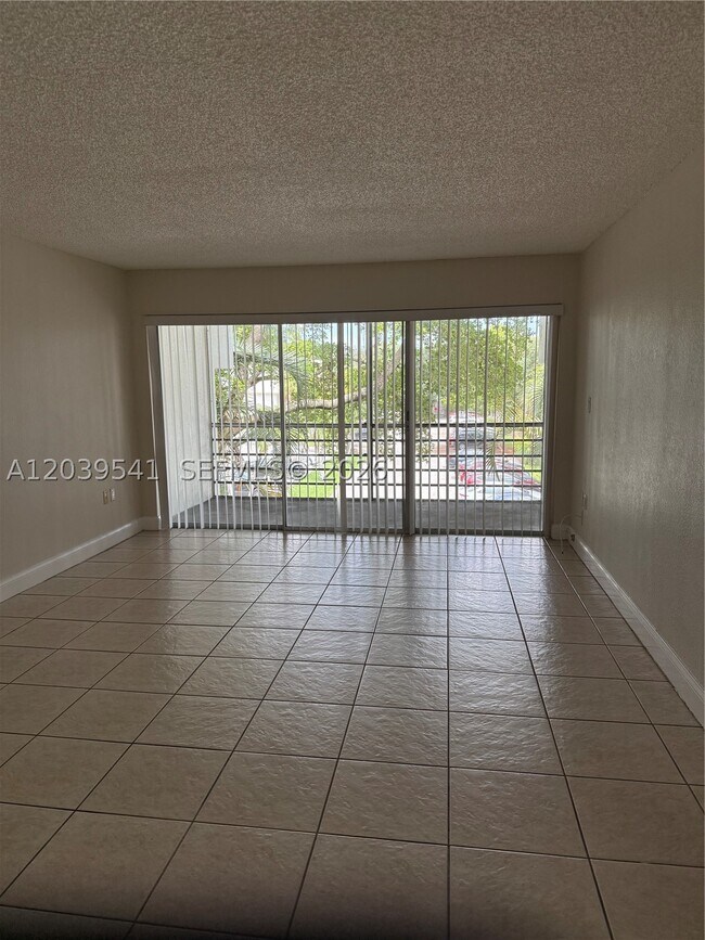 Foto del edificio - 4205 N University Dr