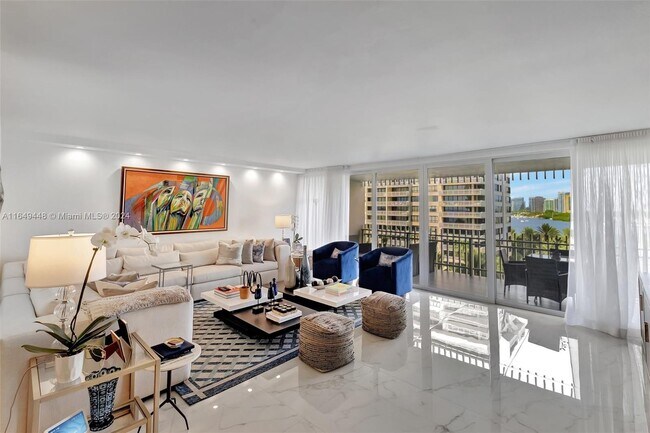 Foto del edificio - 2 Grove Isle Dr