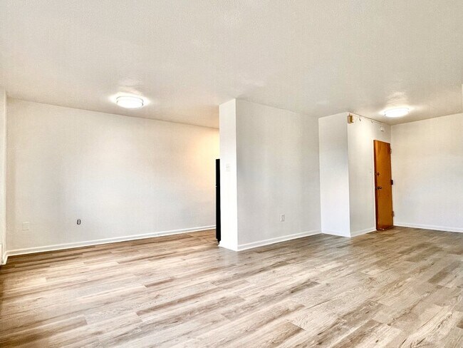 Building Photo - Gorgeous 2 BR/ 1 BA Condo w/ Beautiful Vie...