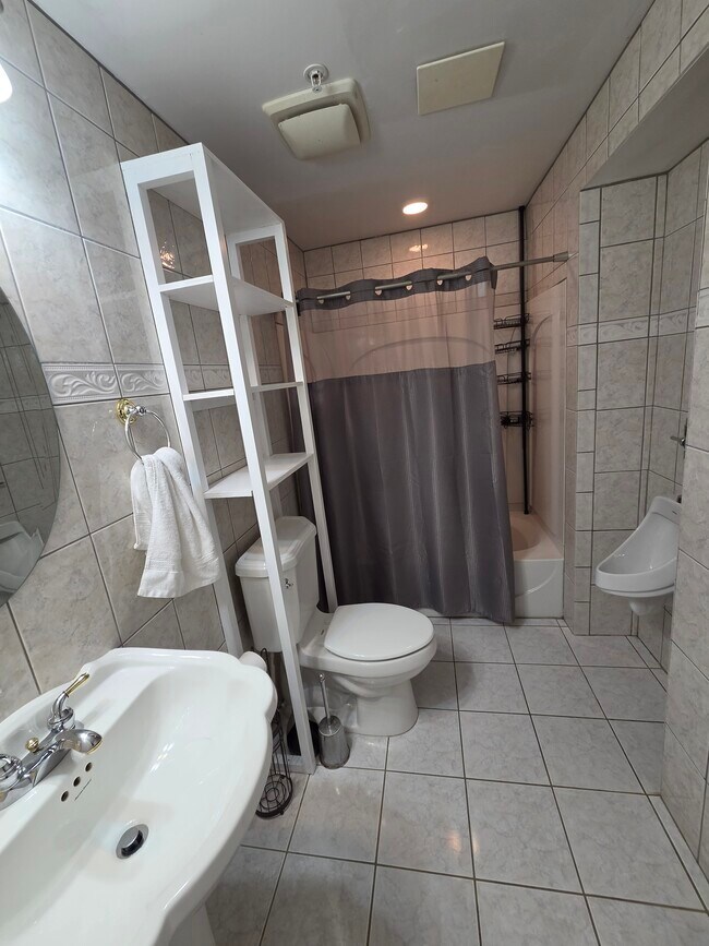 BAÑO - 10801 Glenshire Dr