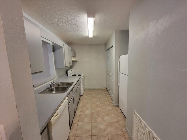 Building Photo - 2717 NE 22nd Ct
