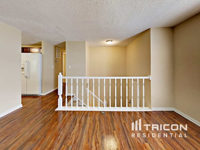 Building Photo - 2305 Valleyview Dr