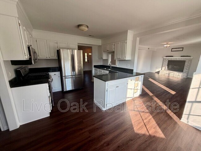 Building Photo - 848 Daimler Dr