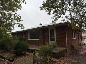 Building Photo - 1312 Standish St