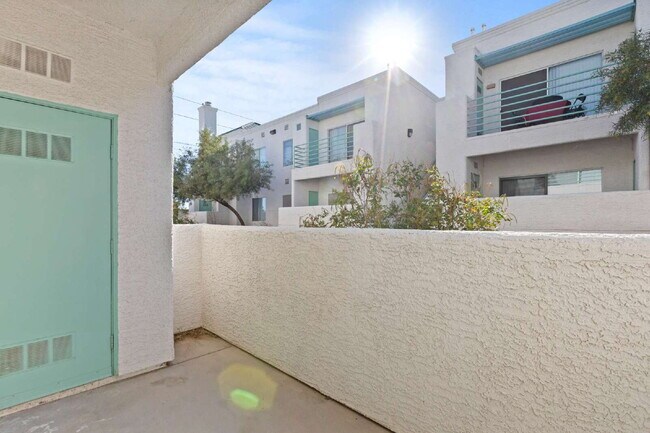 Foto del edificio - 7100 W Pirates Cove Rd