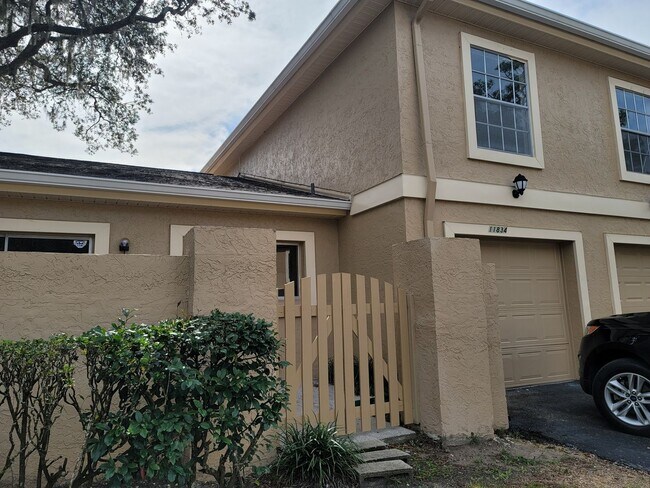 Building Photo - Sought After Raintree Manor Townhome