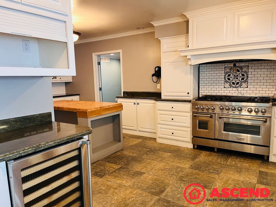 Primary Photo - Darling Home Near Bakersfield College!