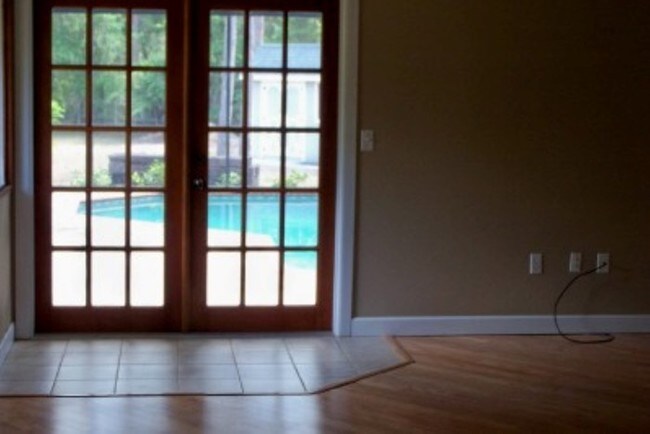 Building Photo - Great 3/2/2 on 1 acre with caged pool