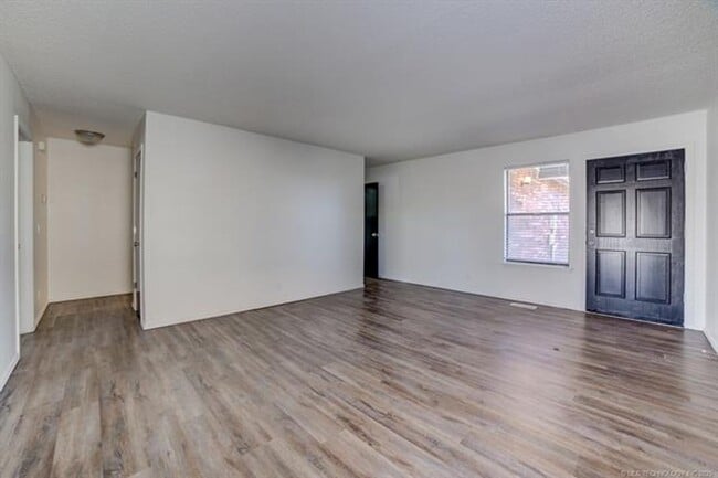 Building Photo - 3 Bed 2 Bath 2 Car Garage in Highly Desired Jenks Schools
