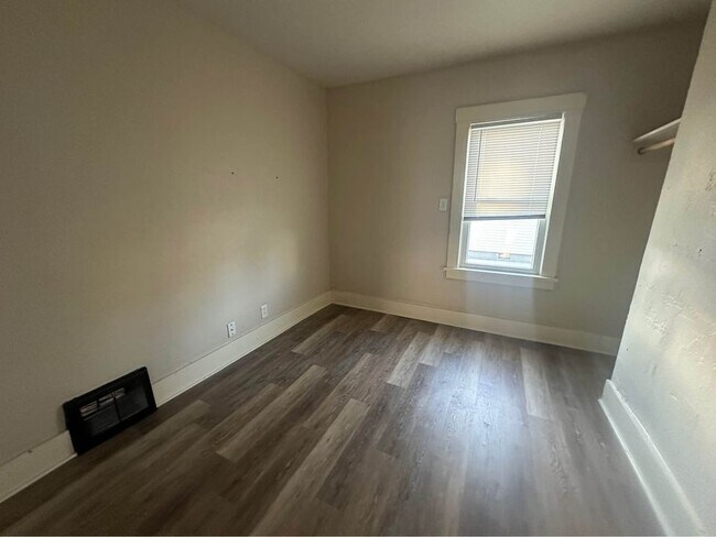 Foto del edificio - 352 W 7th Ave