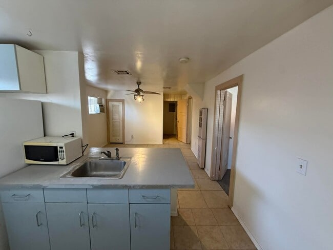 Foto del edificio - 1137 E Adelaide Dr