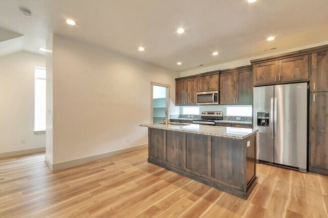 Foto del edificio - Modern End Unit townhouse w attached 2 car...