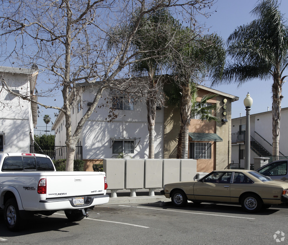 Building Photo - 1013 S Minnie St