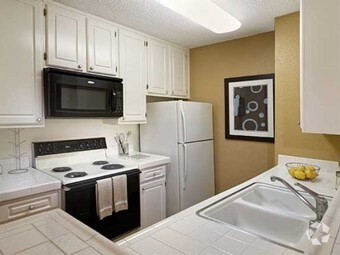 Foto principal - 3650 Barham Blvd