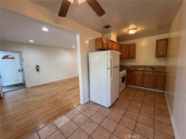 Foto del edificio - 1372 W 36th St