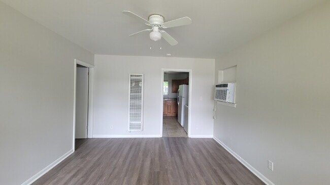 Foto del edificio - $400 off one month.  Call for details "Cha...