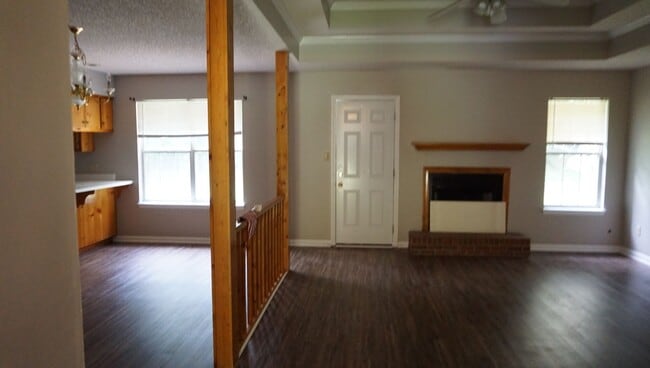 Building Photo - Adorable home conveniently located