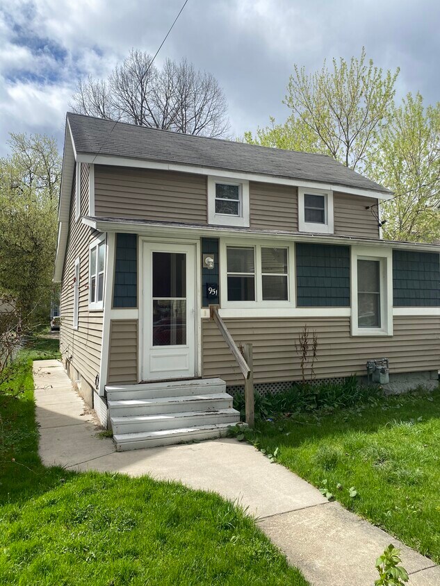 Primary Photo - 951 Muskegon Ave NW
