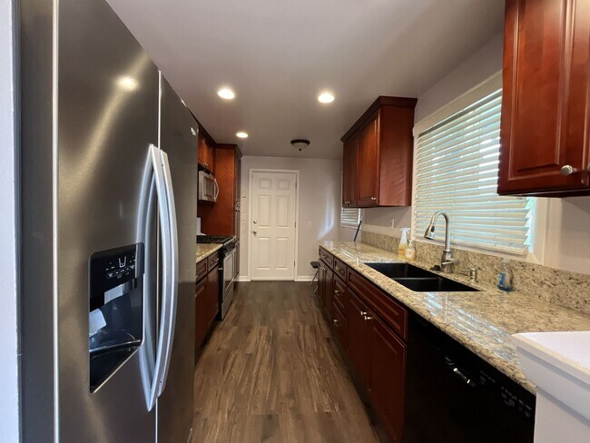 Foto del edificio - Charming Single-Level 3 Bedroom Home with Spacious Fenced Backyard, Landscaping Included & Great ...