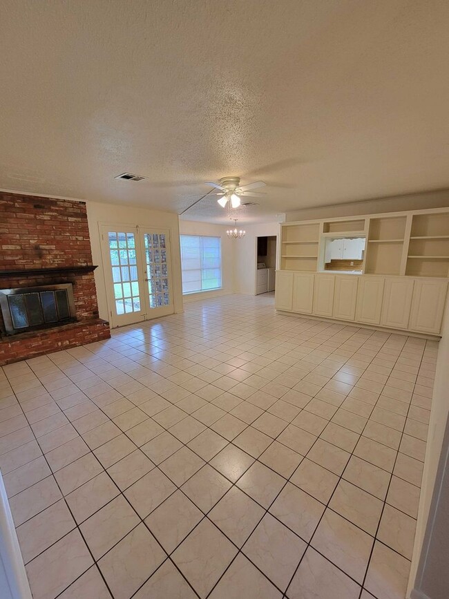 Building Photo - Bryan - 4 bedroom / 3 bath house close to ...