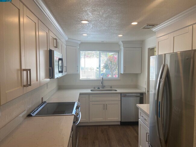 Building Photo - 2636 Jones Rd