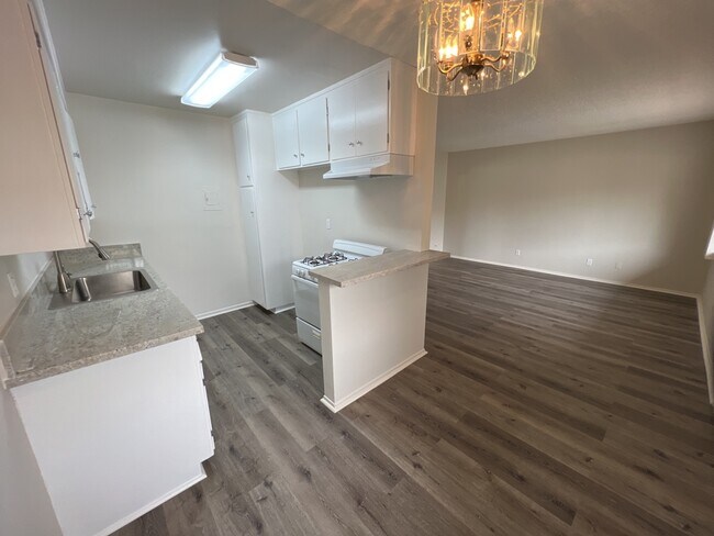 Building Photo - 437 W Glenoaks Blvd