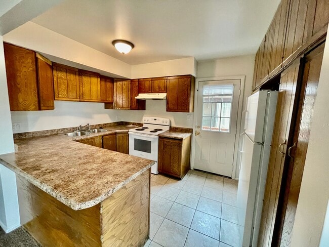 Building Photo - Pet Friendly Sunny Dale Townhome