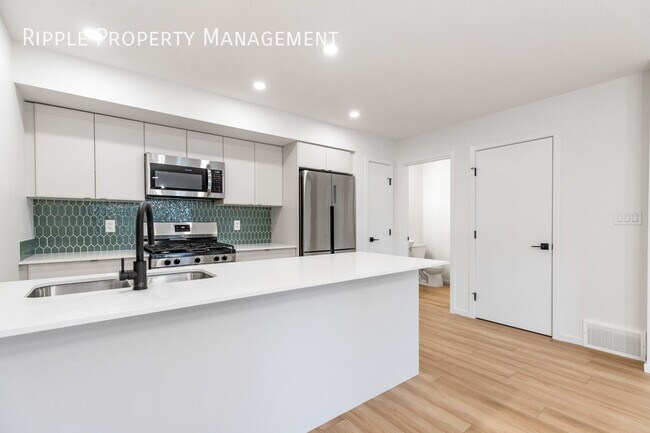 Photo du bâtiment - Modern 3 Beds, 2.5 Baths Main Floor/ Upper...