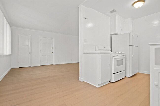Foto del edificio - 3144-3152 S Barrington Ave