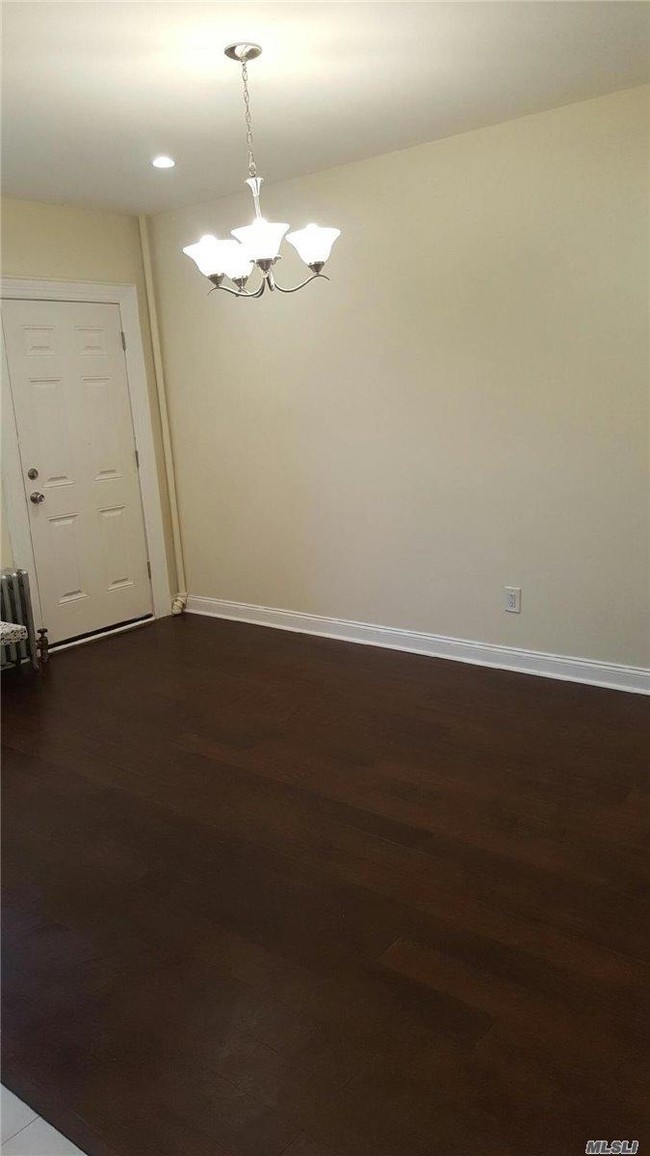 Foto del edificio - 4 bedroom in Queens NY 11385