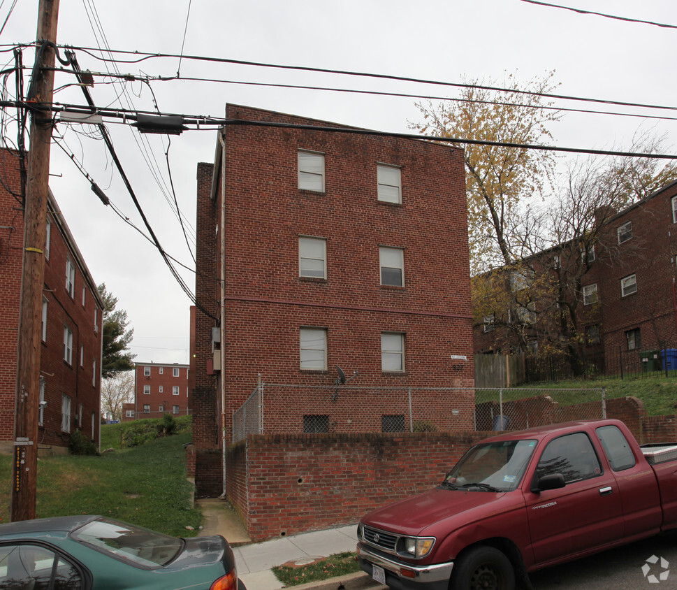 Building Photo - 927 52nd St NE