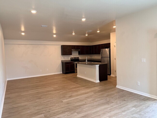 Building Photo - Polished and Inviting modern 2-bedroms, 2-bath