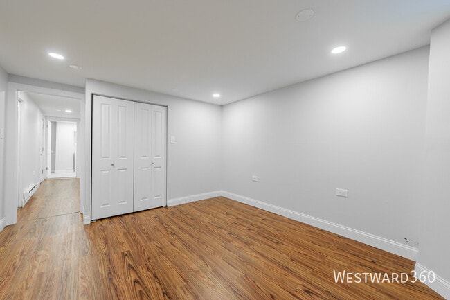 Building Photo - 666 E 50th Pl