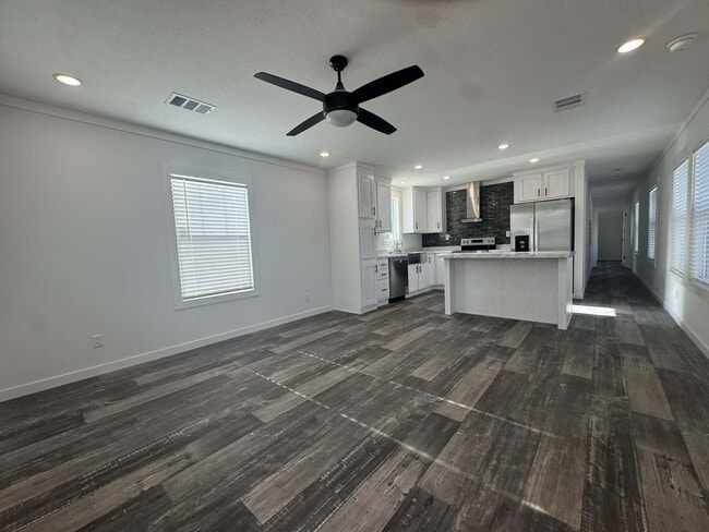 Foto del edificio - 141 Donatello Rd