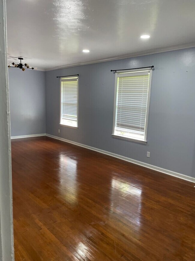 Foto del edificio - Clean Three Bedroom/One Bath