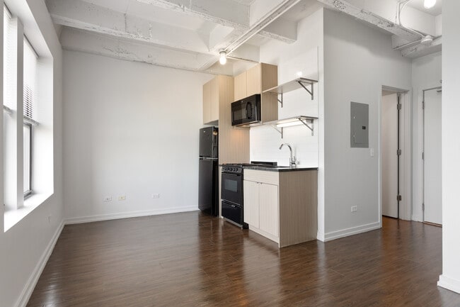 Building Photo - 1325 W Wilson Ave